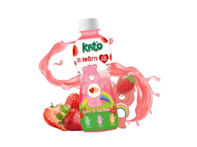 Zoom bild av Rosa flaska Kato Care Bears Strawberry 320ml med Love-A-Lot Bear-motiv, omgiven av jordgubbar och rosa stänk