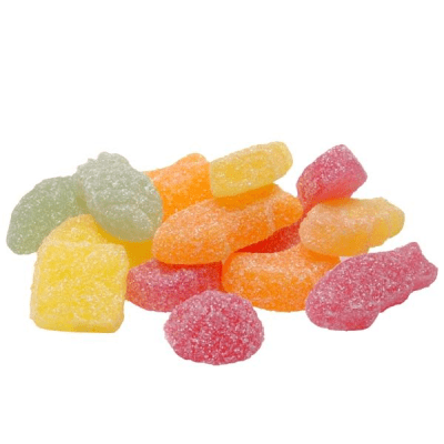 Zoom bild av Stor hög med sursockrade fruktgodisbitar i gult, orange, rött och grönt mot vit bakgrund