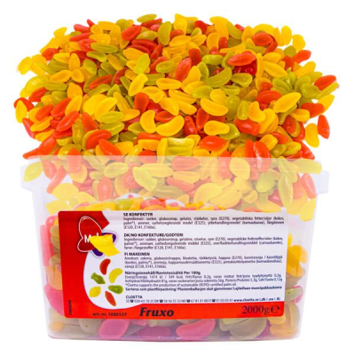 Zoom bild av Fruxo 2kg storförpackning i plastlåda med färgglada fruktgodisbitar i gult, orange, rött och grönt från Malaco Cloetta