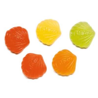 Zoom bild av Fem snäckformade gelégodisbitar av Malaco Syrliga Snäckor i färgerna rött, orange, gult och grönt mot vit bakgrund