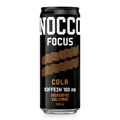 Zoom bild av Svart NOCCO Focus Cola-burk 330 ml med colasmak, 180 mg koffein, sockerfri och kolsyrad, sedd framifrån mot vit bakgrund