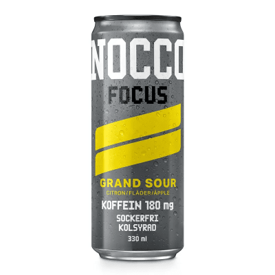 Zoom bild av NOCCO Focus Grand Sour 330 ml burk i grått med gula ränder, smak citron, fläder och äpple, 180 mg koffein, sockerfri