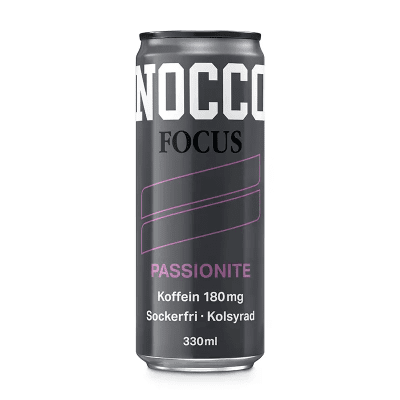 Zoom bild av Nocco Focus Passionite 330 ml grå burk med rosa text, sockerfri energidryck med 180 mg koffein och NP-pant