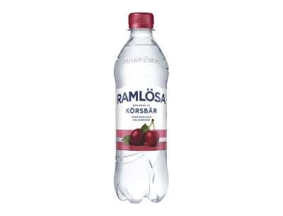 Ramlösa Körsbär 50cl – kolsyrat mineralvatten med körsbärssmak i 24-pack.