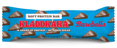 Zoom bild av Barebells Soft Bar Kladdkaka 45g i blå förpackning med chokladmönster och texten Soft Protein Bar, 16 grams of protein, no added