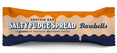 Zoom bild av Barebells Salty Fudge Spread proteinbar 45g i orange och marinblå förpackning med text Salty Fudge Spread och 15 grams of protei