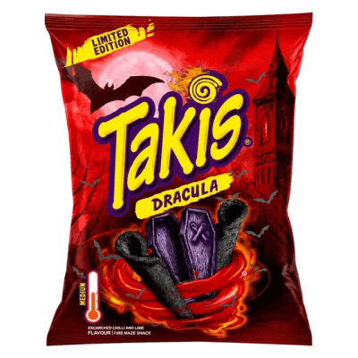 Zoom bild av Takis Dracula Limited Edition 100g röd påse med svarta rullade majschips, halloweentema med fladdermöss och kista, medium chilli