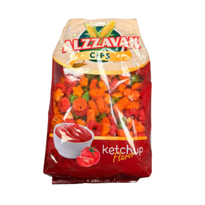 Zoom bild av Alzawwak Cips röd förpackning med ketchupsmak, färgglada snacksbitar i orange, röd och grön färg samt bild på ketchup och tomat